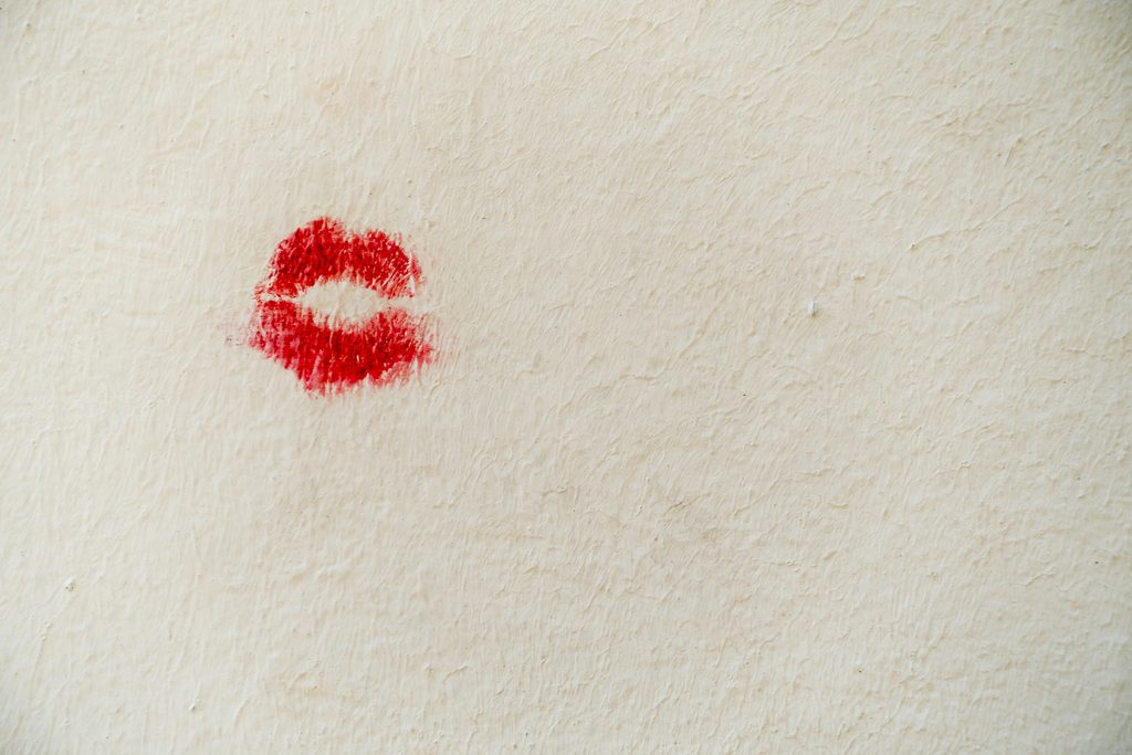 「私のお尻にキスして」と言われても、本当にしないでください。イディオムです。