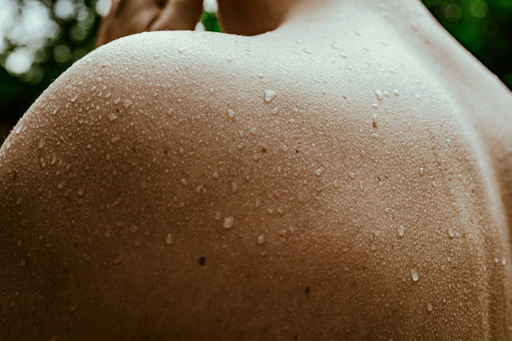 汗が出るほどの暑さは、swelteringと言います