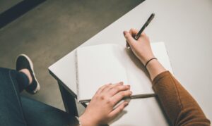 社会人が限られた時間で勉強する方法を解説します