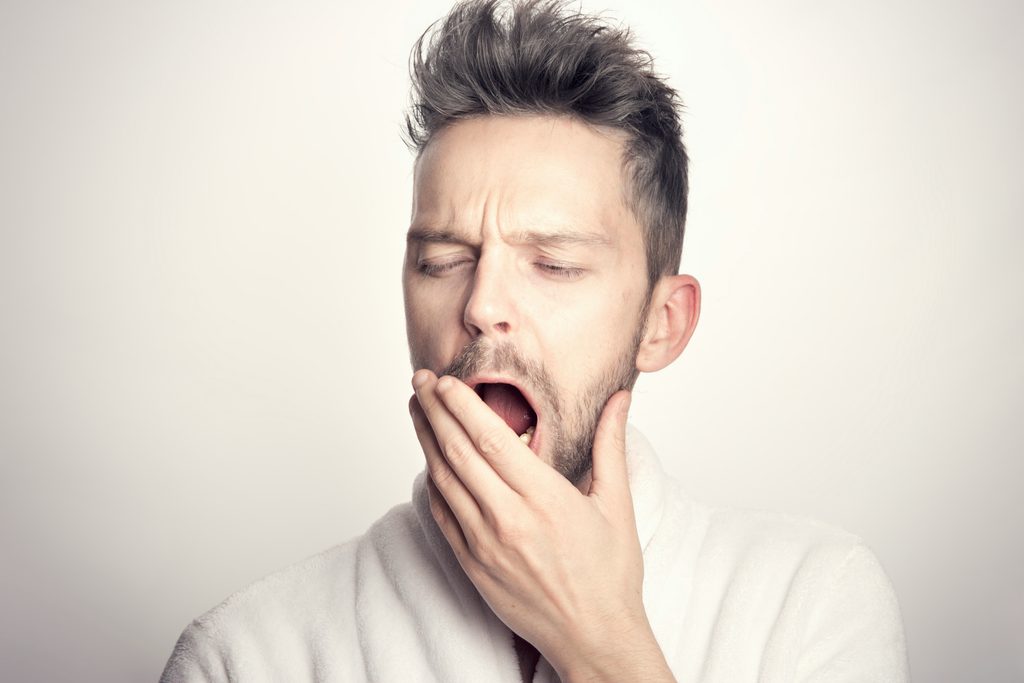 「あくび」はyawnと綴り、「ヨーン」と発音します。慣れれば、比較的発音しやすいはずです。