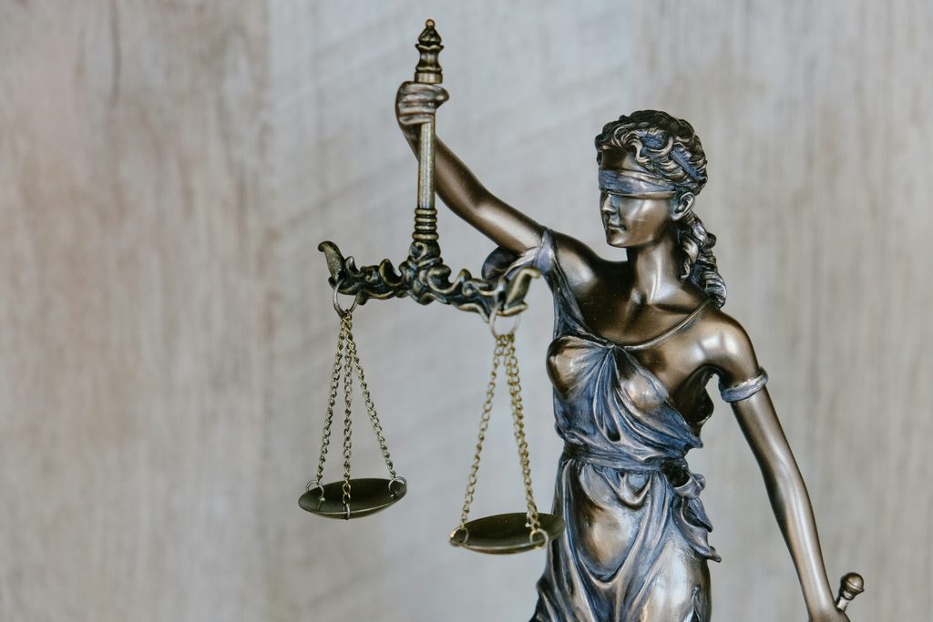 不倫や離婚の時にお世話になる裁判官や弁護士にまつわる単語を紹介します。