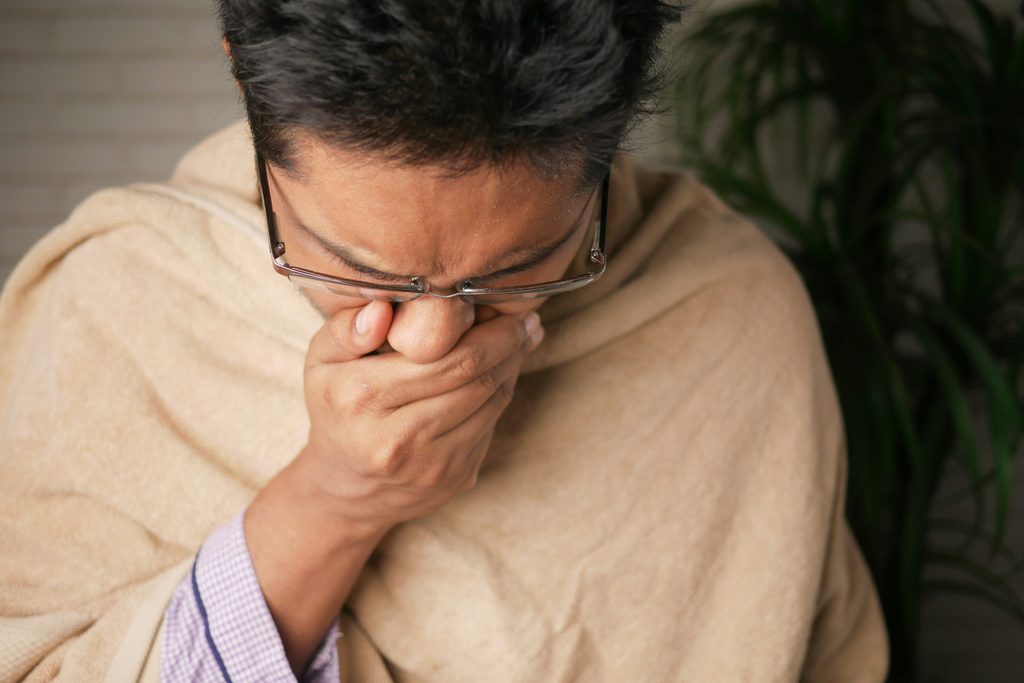 「咳をする」はcoughです